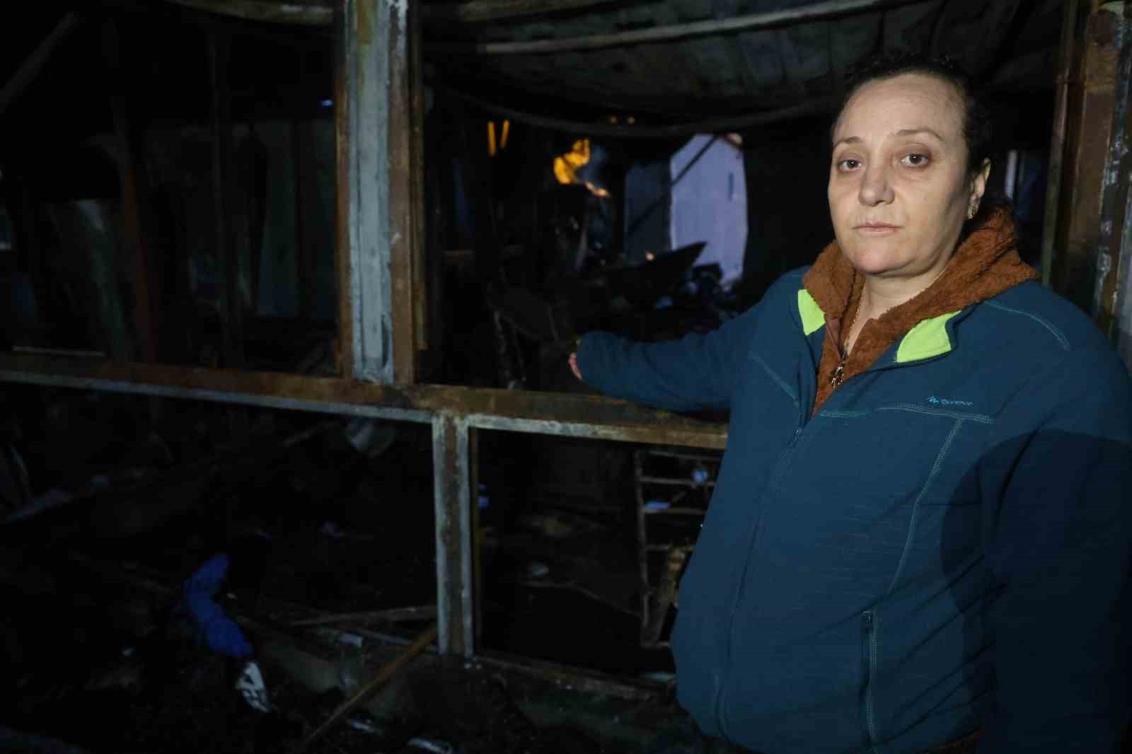 Depremde evleri yıkılan aile yangınla birlikte ikinci kez yuvasız kaldı
