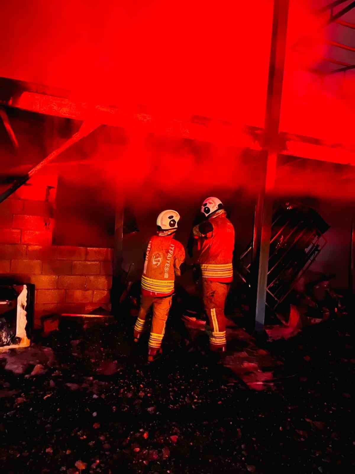 Depremde evleri yıkılan aile yangınla birlikte ikinci kez yuvasız kaldı
