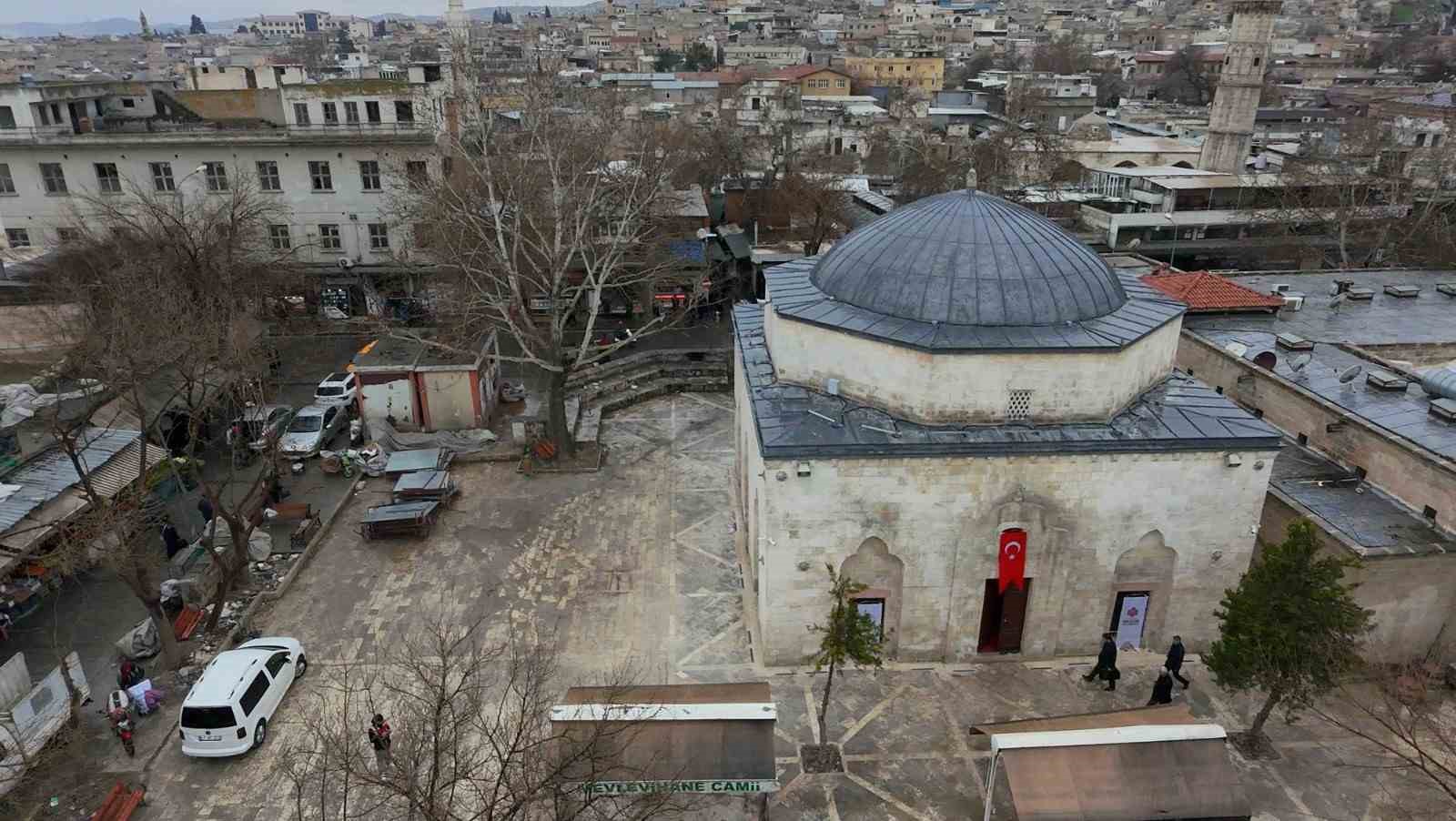 Depremde hasar alan Mevlevihane Cami yeniden ibadete açıldı
