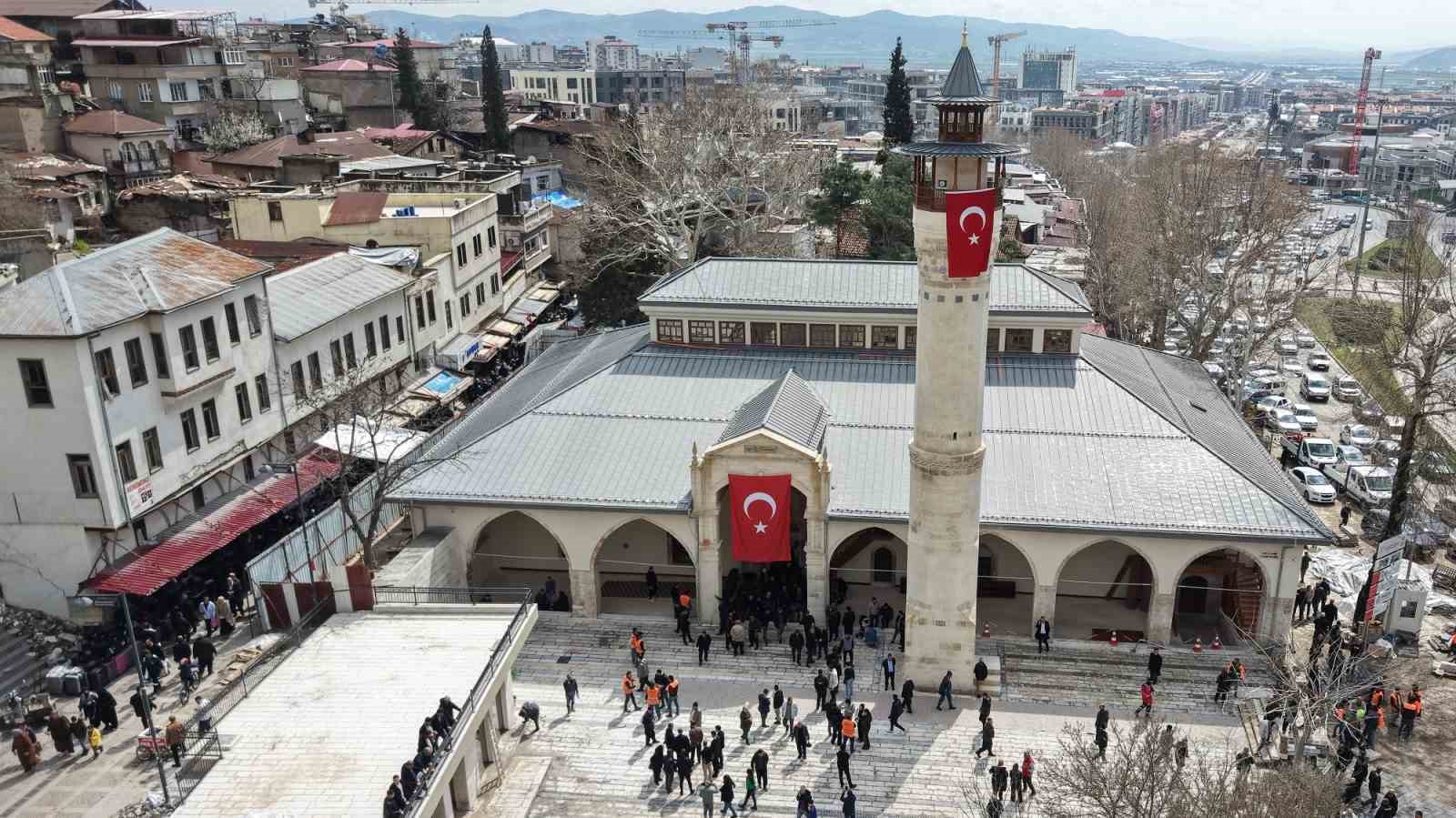 Depremde hasar gören 583 yıllık Ulu Cami yeniden ibadete açıldı
