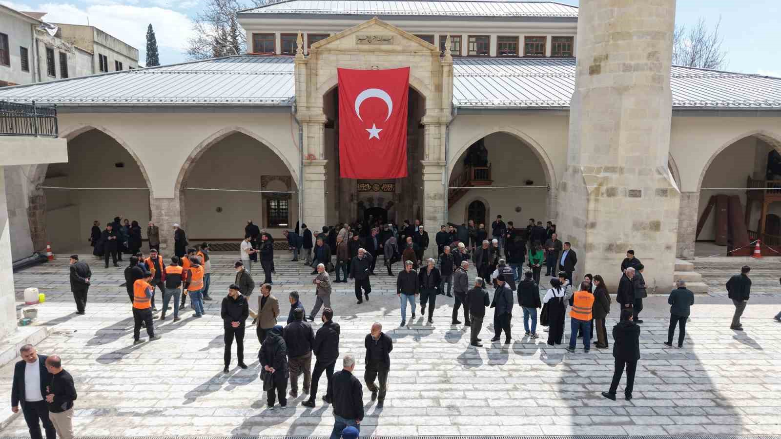 Depremde hasar gören 583 yıllık Ulu Cami yeniden ibadete açıldı
