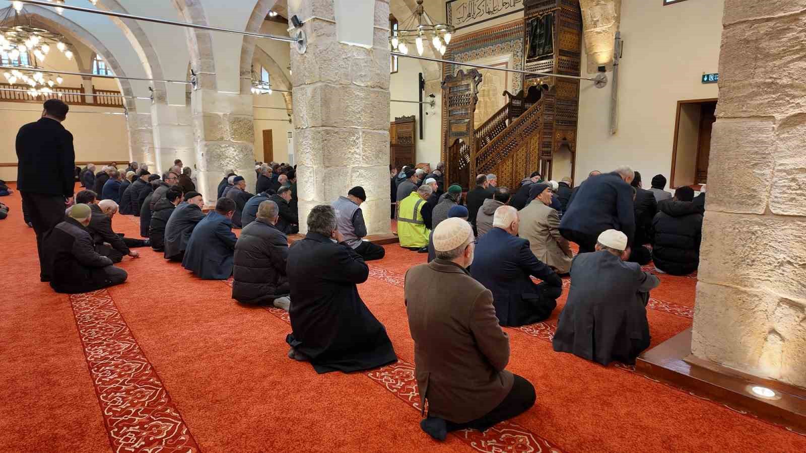 Depremde hasar gören 583 yıllık Ulu Cami yeniden ibadete açıldı
