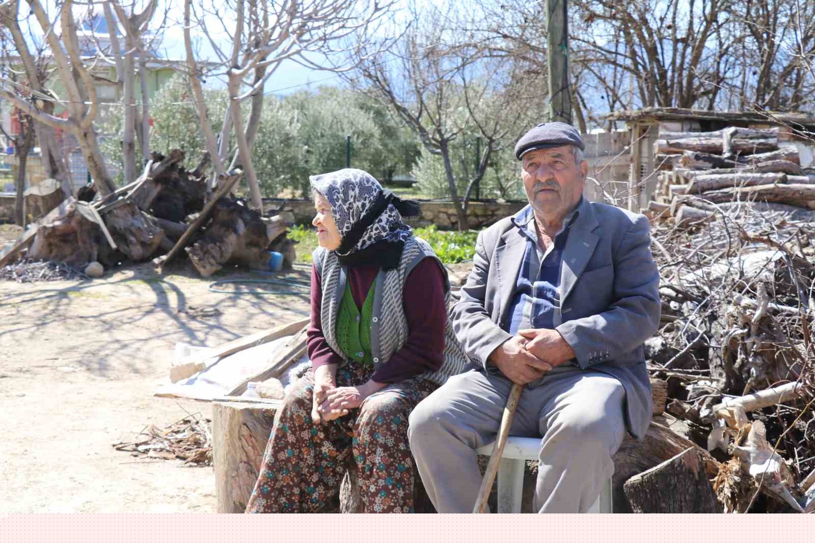 Depremde hasar gören evlerini dışarıdan izliyorlar
