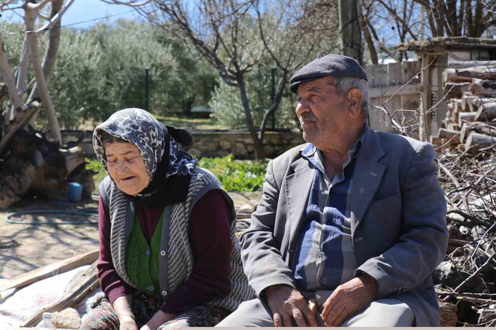 Depremde hasar gören evlerini dışarıdan izliyorlar
