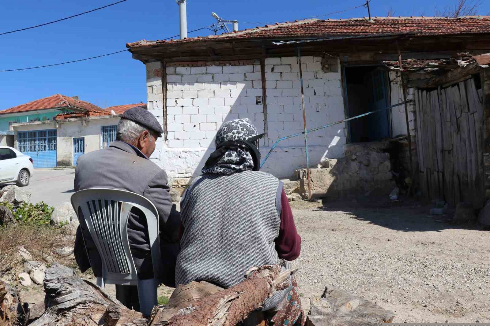 Depremde hasar gören evlerini dışarıdan izliyorlar
