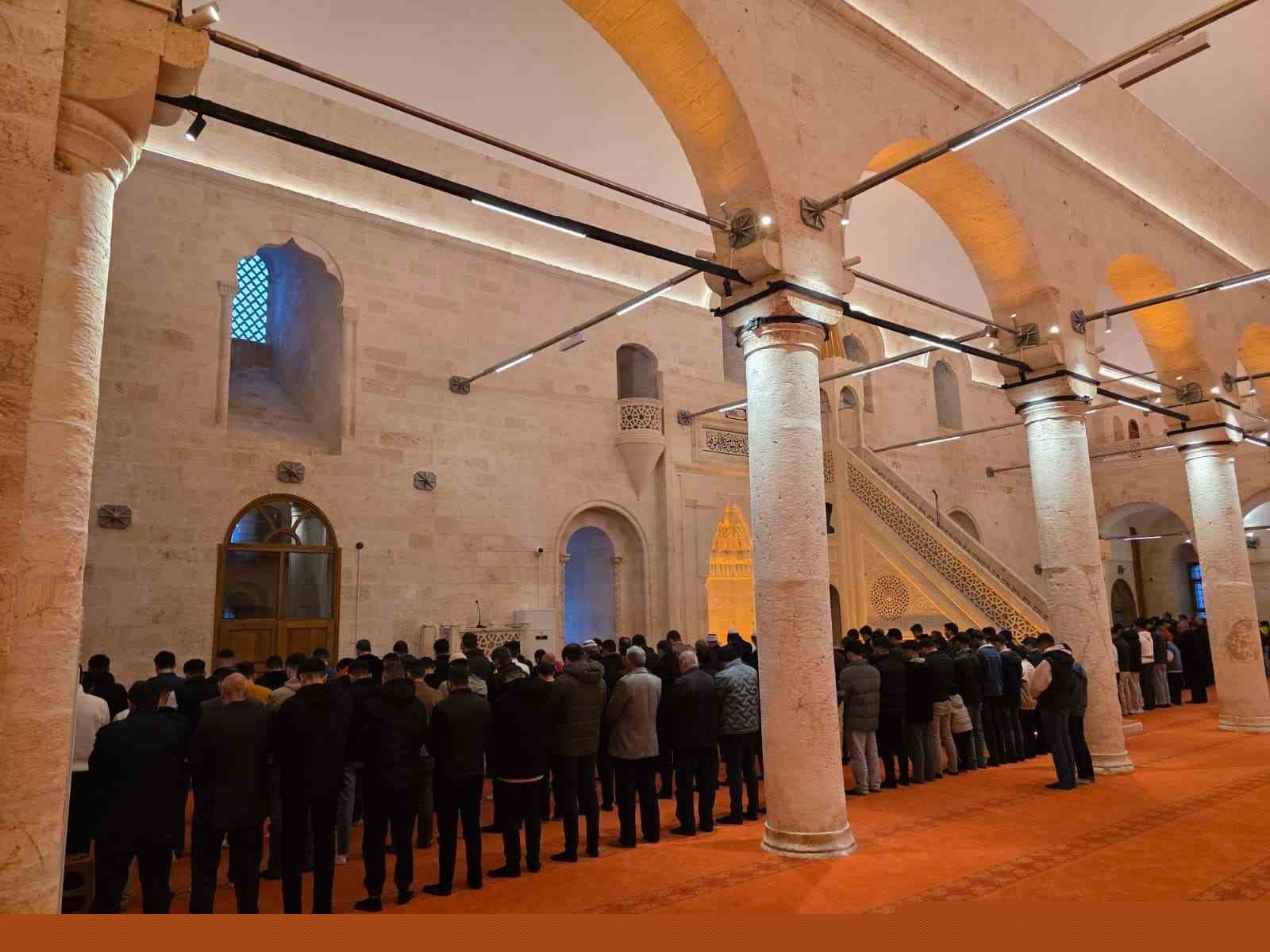 Depremde hasar gören tarihi Selahattin Eyyubi Camii yeniden ibadete açıldı
