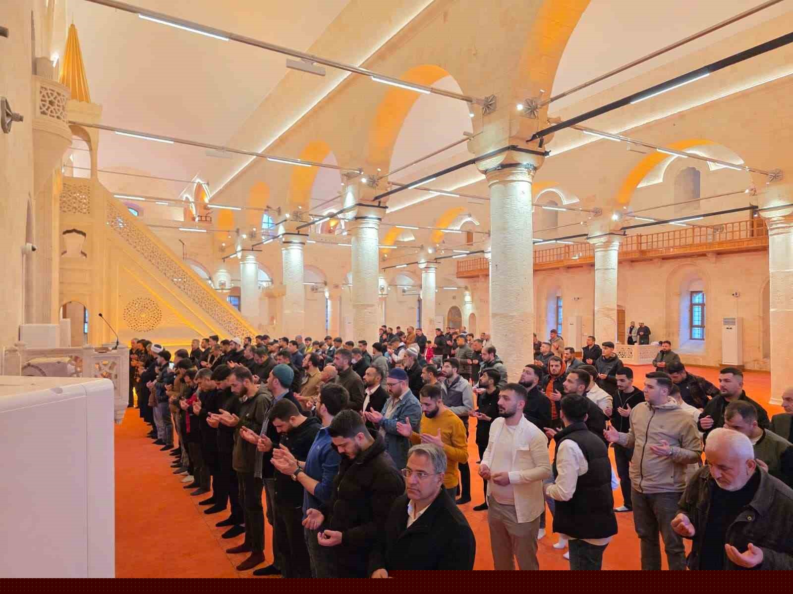 Depremde hasar gören tarihi Selahattin Eyyubi Camii yeniden ibadete açıldı
