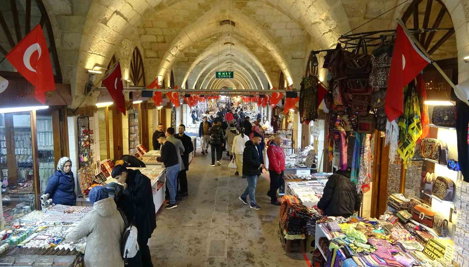 Depremde hasar gören tarihi Zincirli Bedesten yeniden cıvıl cıvıl
