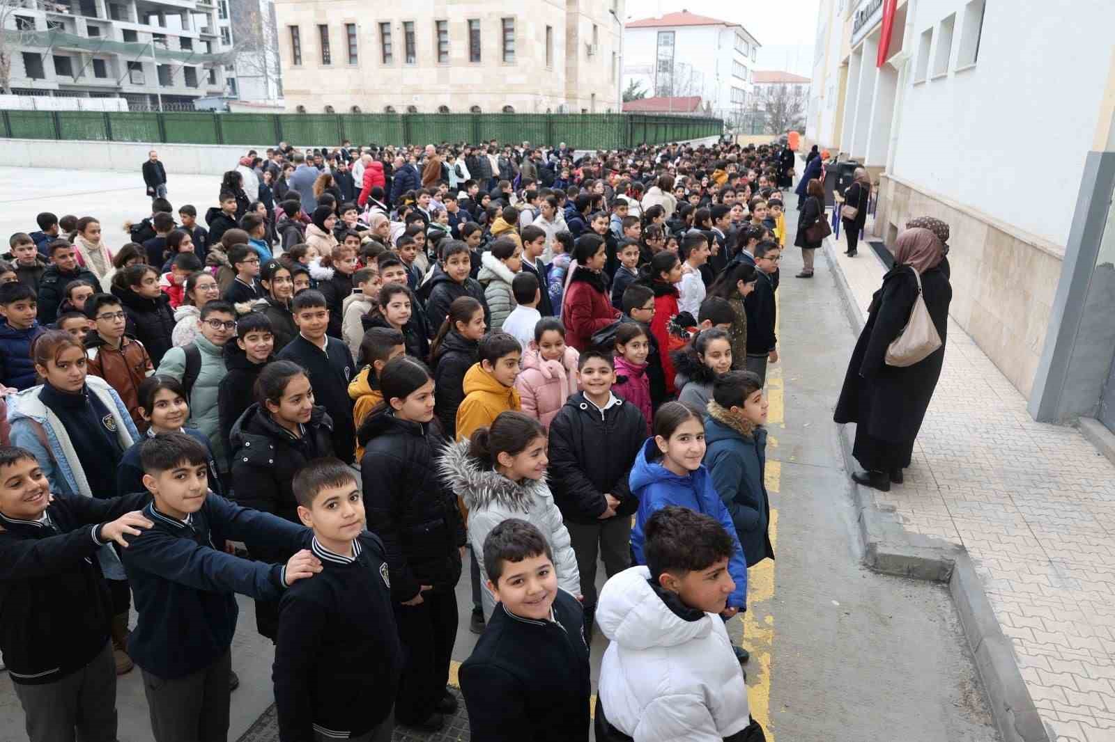 Depremde hayatını kaybedenler Elazığ’daki okullarda anıldı
