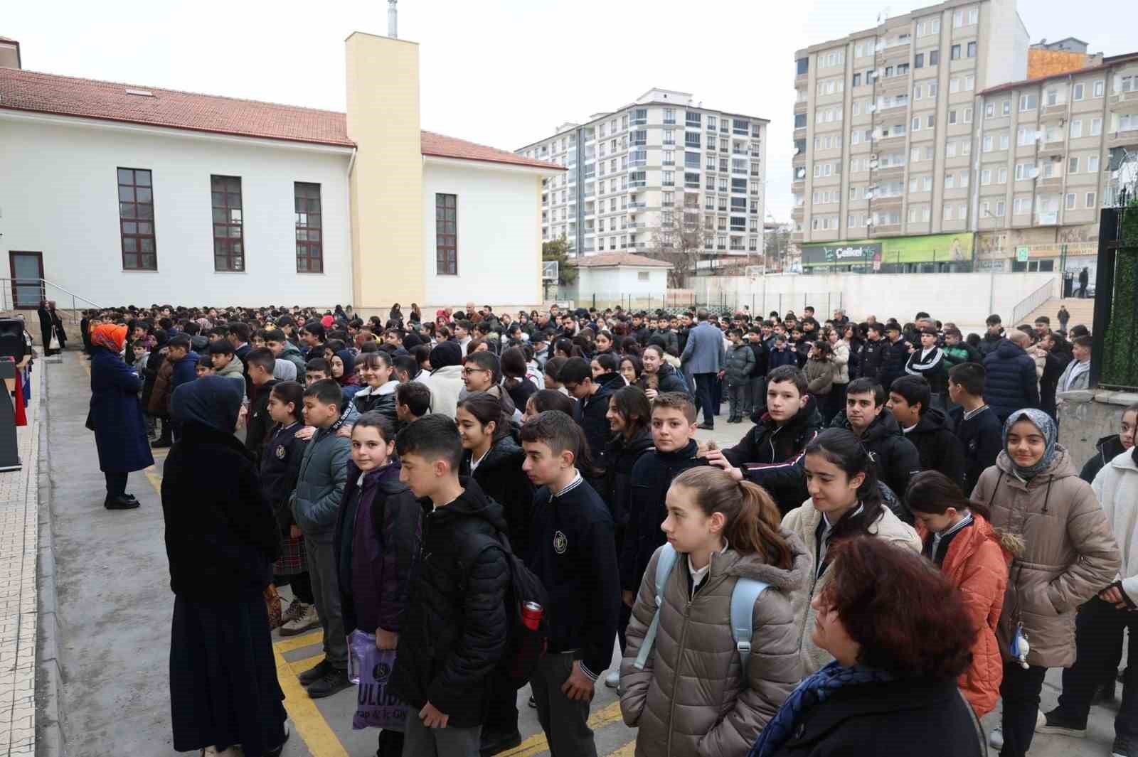 Depremde hayatını kaybedenler Elazığ’daki okullarda anıldı
