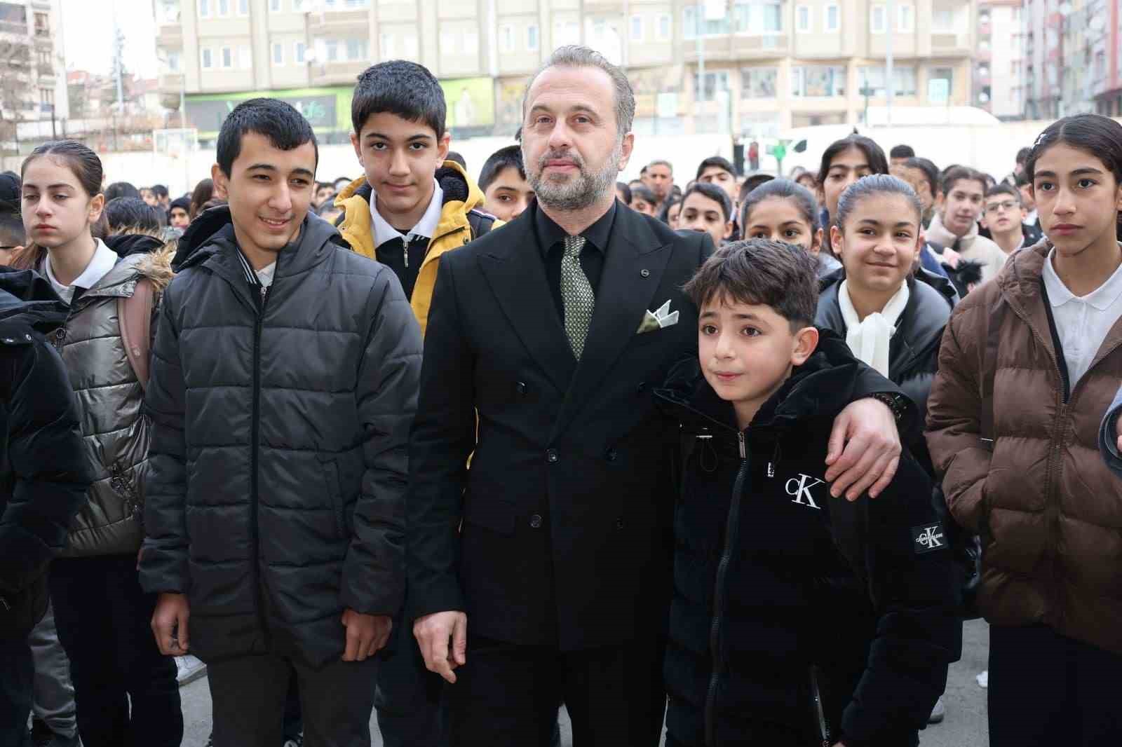 Depremde hayatını kaybedenler Elazığ’daki okullarda anıldı
