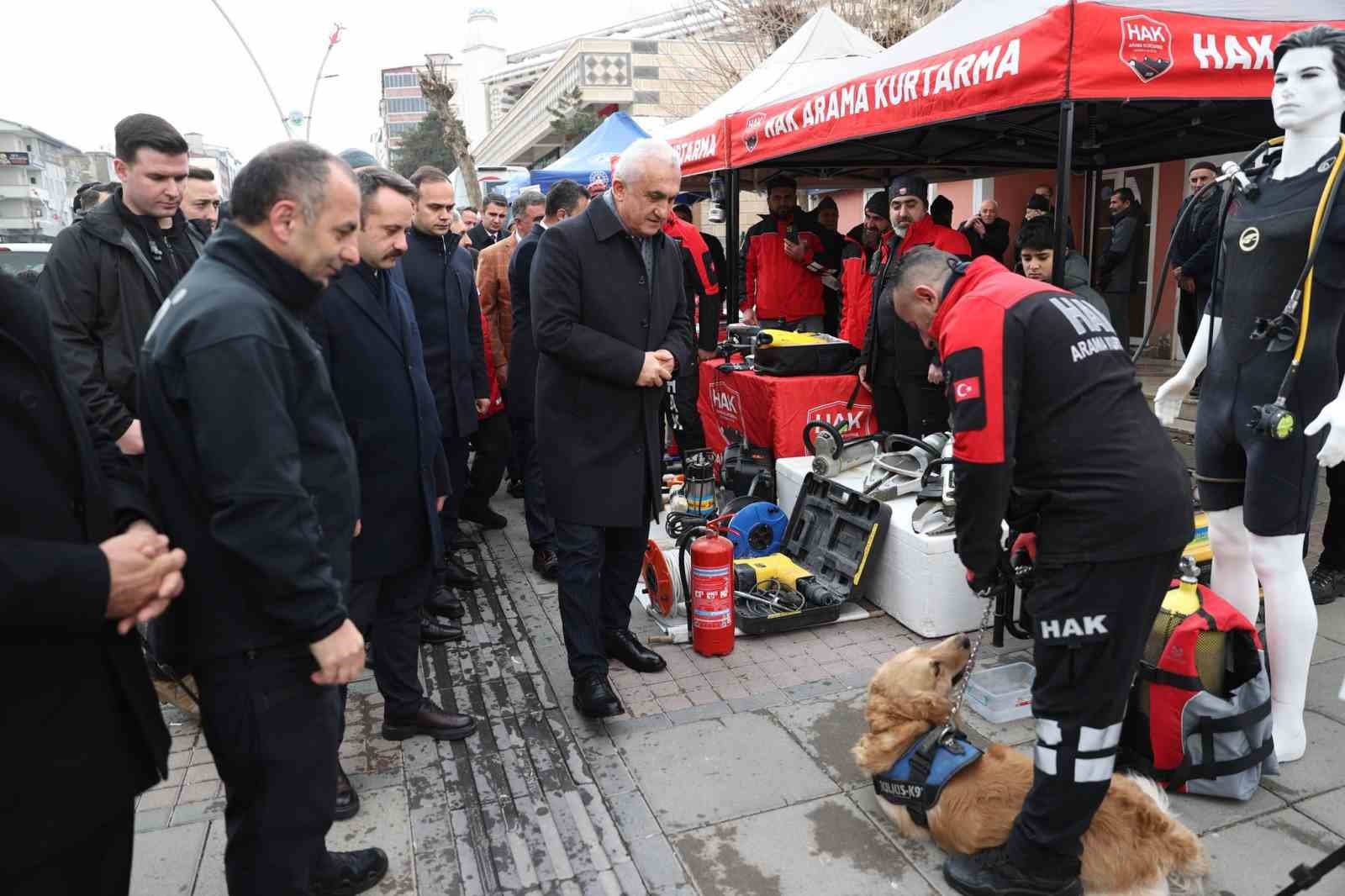 Depremde hayatını kaybedenler Muş’ta dualarla anıldı
