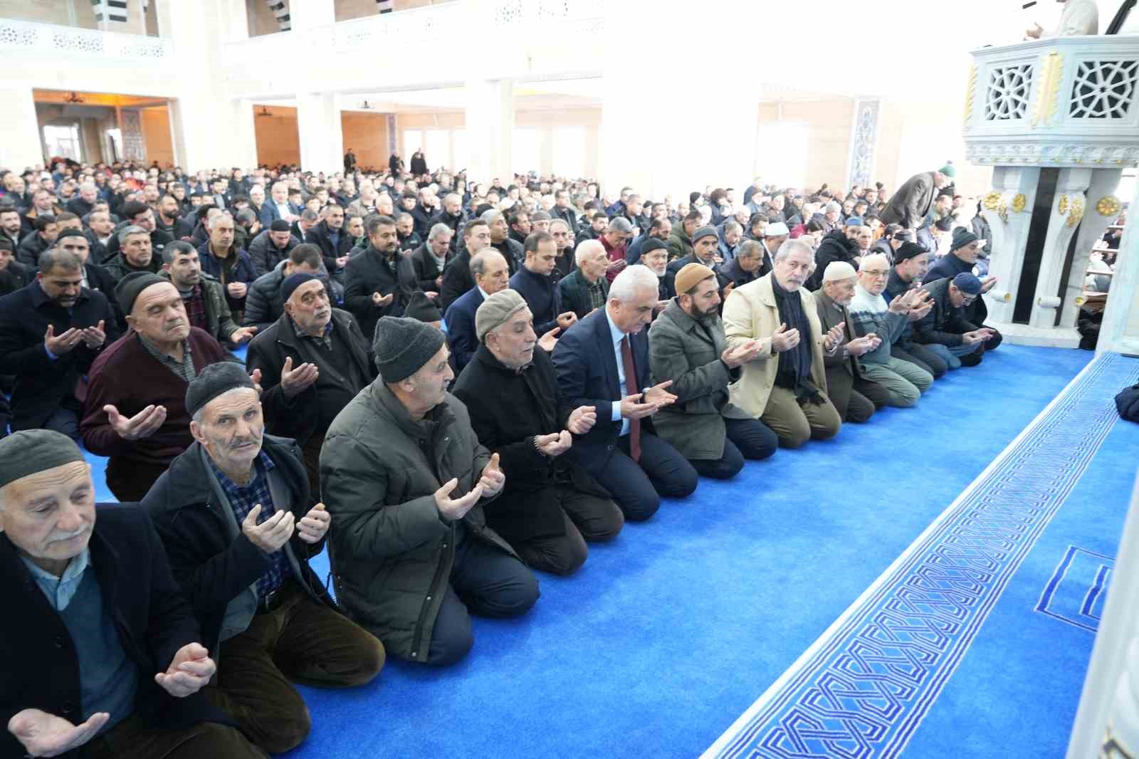 Depremde hayatını kaybedenler Muş’ta dualarla anıldı
