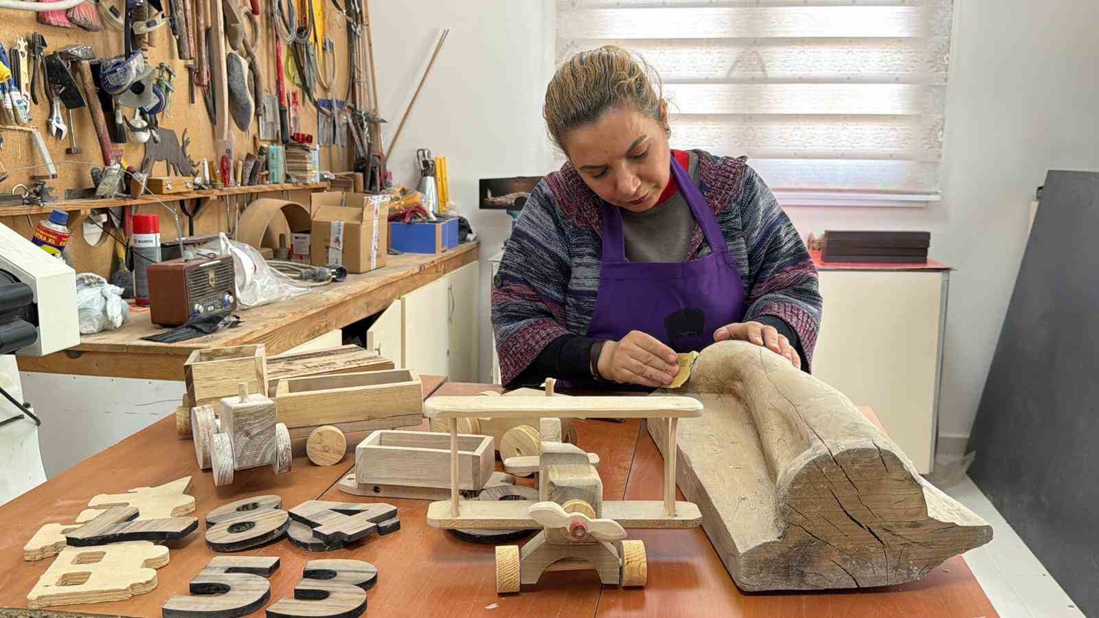 Depremde iş yerini kaybeden kadınlar yeniden üretime başladı
