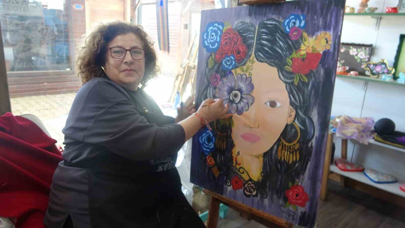 Depremde iş yerleri ve evleri yıkılan afetzede kadınlar, zanaatlarını kültür sanat çarşısında yaşatıyorlar
