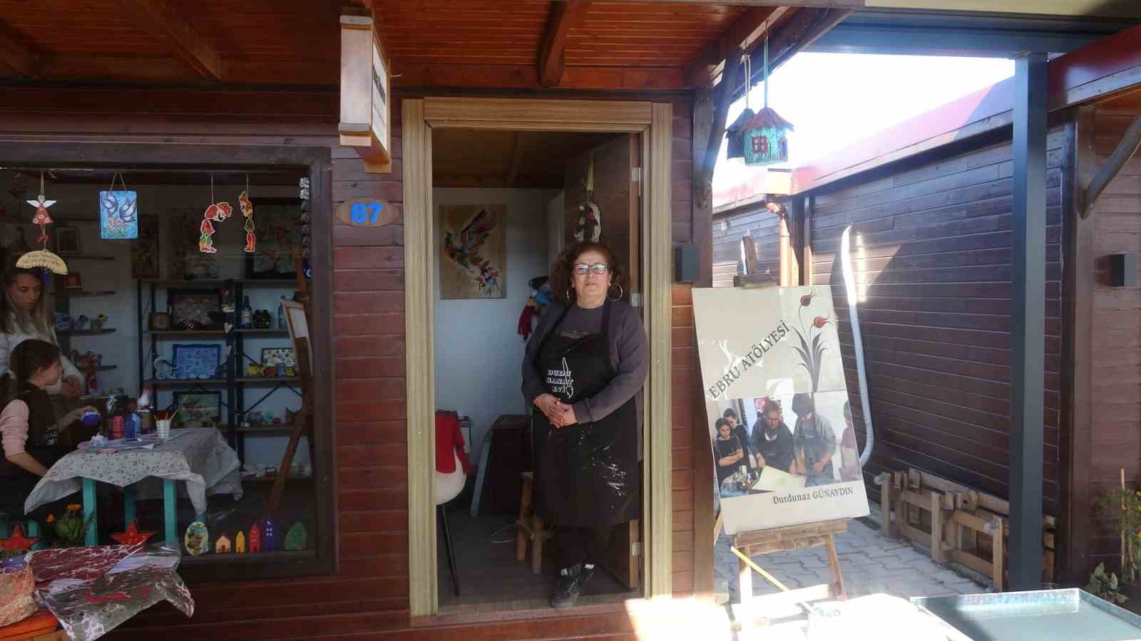 Depremde iş yerleri ve evleri yıkılan afetzede kadınlar, zanaatlarını kültür sanat çarşısında yaşatıyorlar
