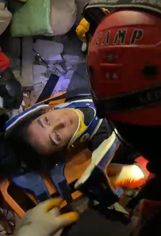 Depremde kurtardığı genç kızla abla-kardeş oldu
