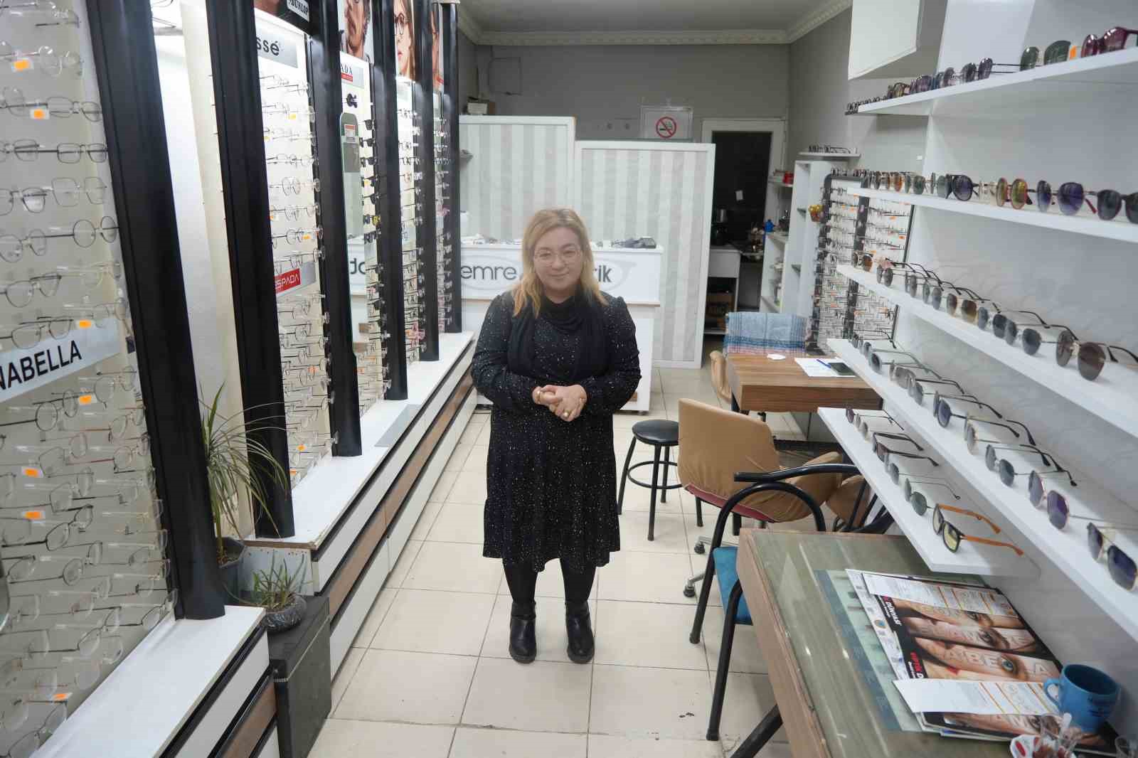 Depremde ölen eşinin mesleğini sürdürerek hayata tutundu
Depremde ölen eşinin mesleğini sürdürerek hayata tutundu