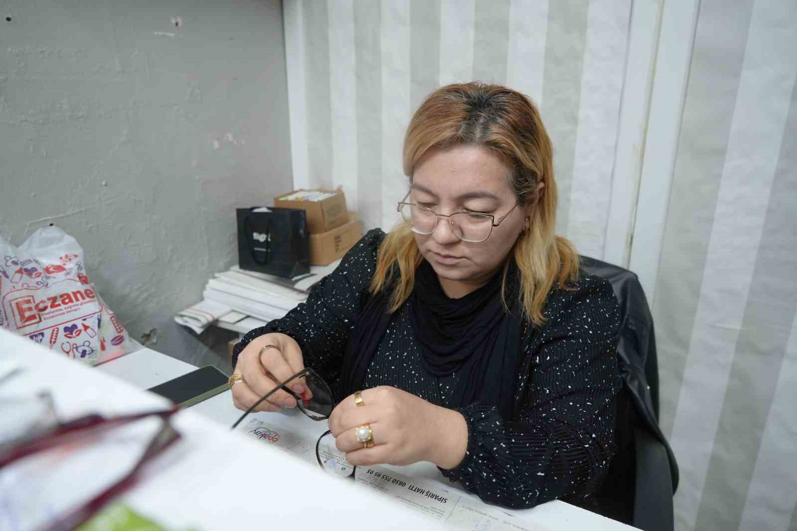 Depremde ölen eşinin mesleğini sürdürerek hayata tutundu
Depremde ölen eşinin mesleğini sürdürerek hayata tutundu