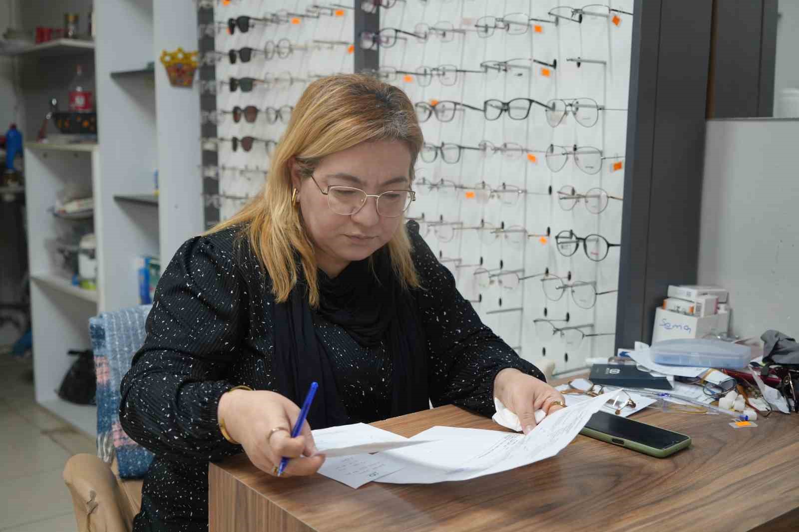 Depremde ölen eşinin mesleğini sürdürerek hayata tutundu
Depremde ölen eşinin mesleğini sürdürerek hayata tutundu