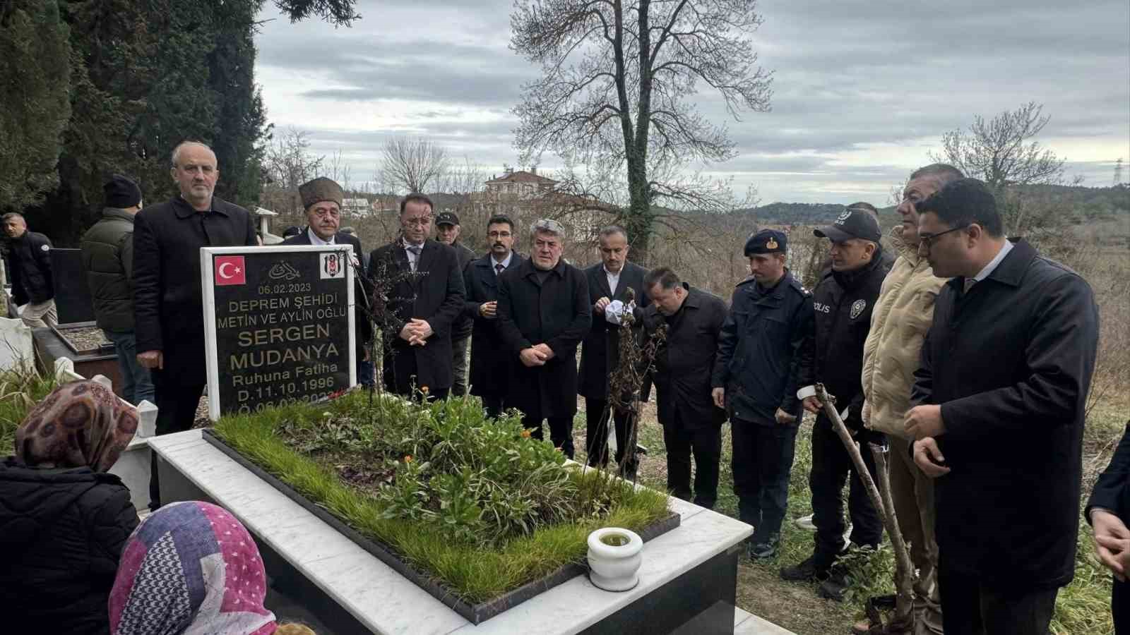 Depremde ölen Sergen Mudanya mezar başında anıldı
