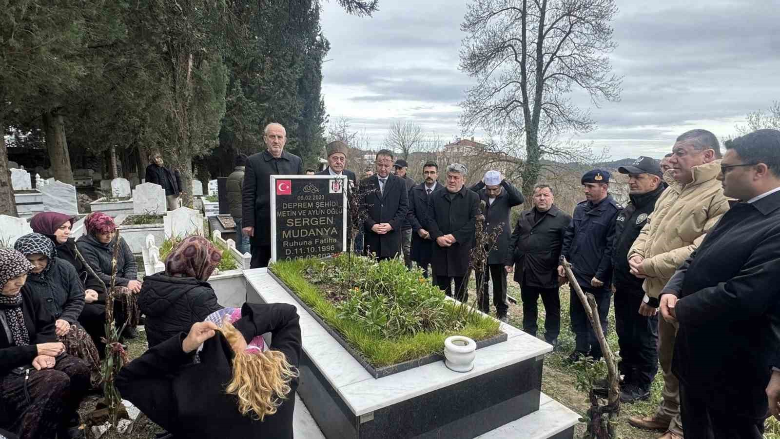 Depremde ölen Sergen Mudanya mezar başında anıldı
