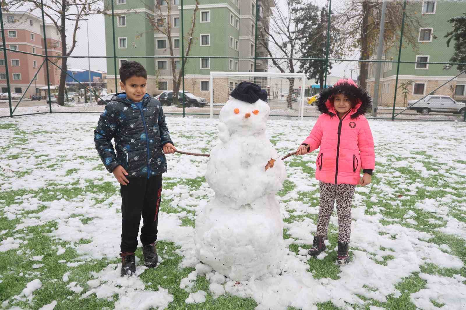 Depremde onlarca insana mezar olan 600 konutlarda yeni yuvalarına kavuşan vatandaşlar, 2026’yı sıcak yuvalarında karşılıyor

