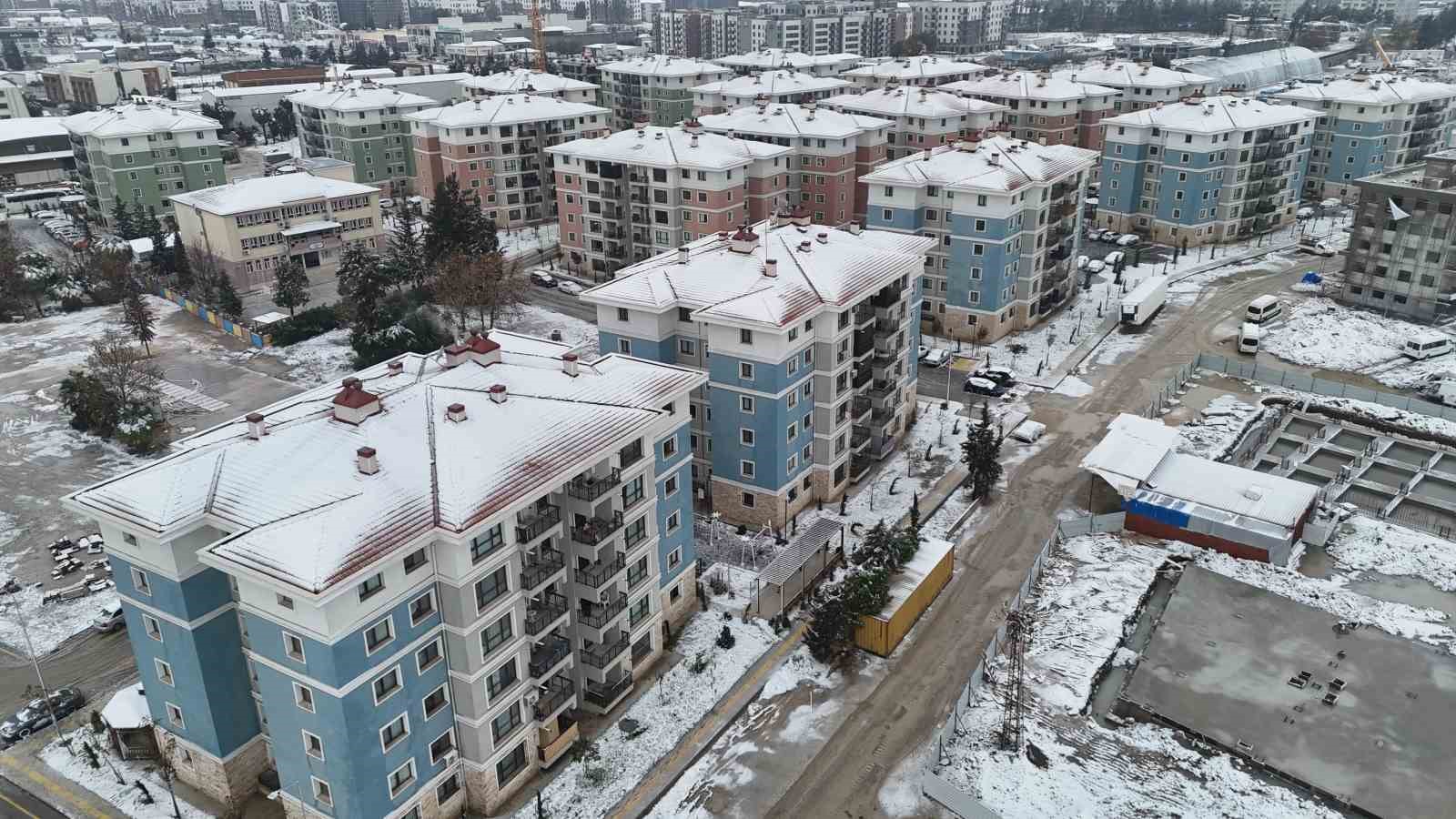 Depremde onlarca insana mezar olan 600 konutlarda yeni yuvalarına kavuşan vatandaşlar, 2026’yı sıcak yuvalarında karşılıyor
