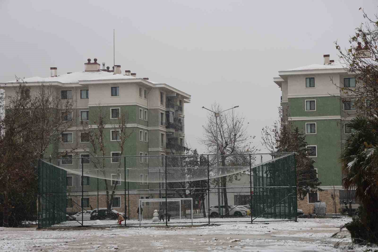 Depremde onlarca insana mezar olan 600 konutlarda yeni yuvalarına kavuşan vatandaşlar, 2026’yı sıcak yuvalarında karşılıyor
