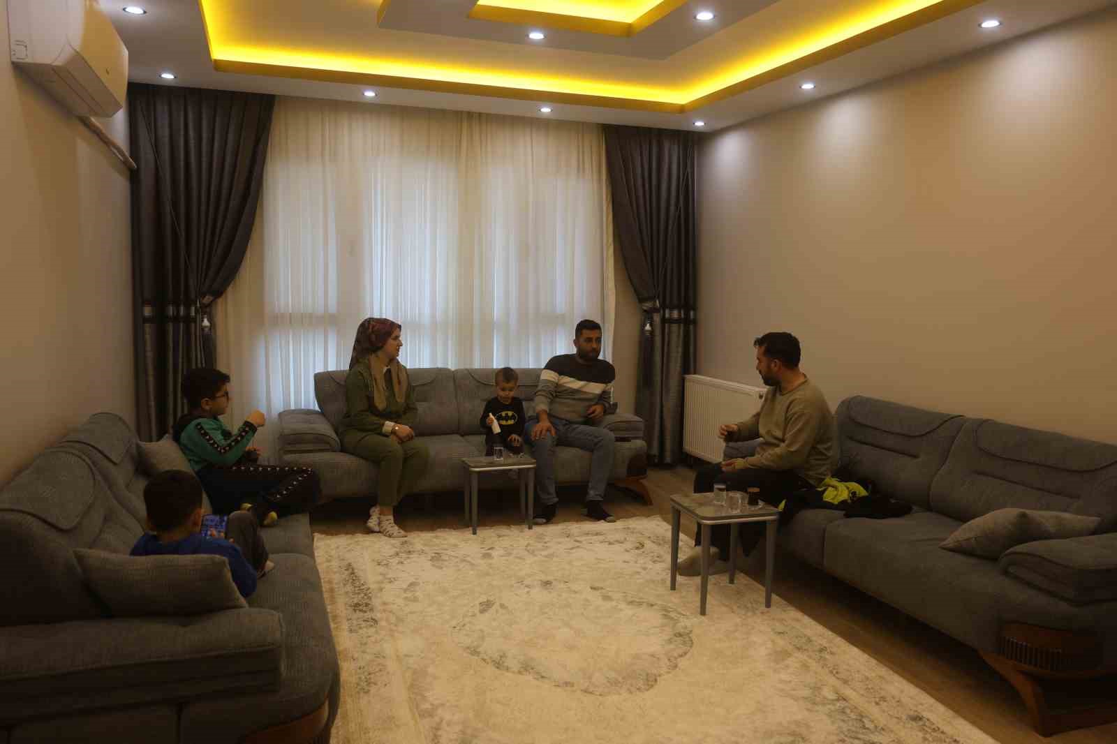 Depremde onlarca insana mezar olan 600 konutlarda yeni yuvalarına kavuşan vatandaşlar, 2026’yı sıcak yuvalarında karşılıyor
