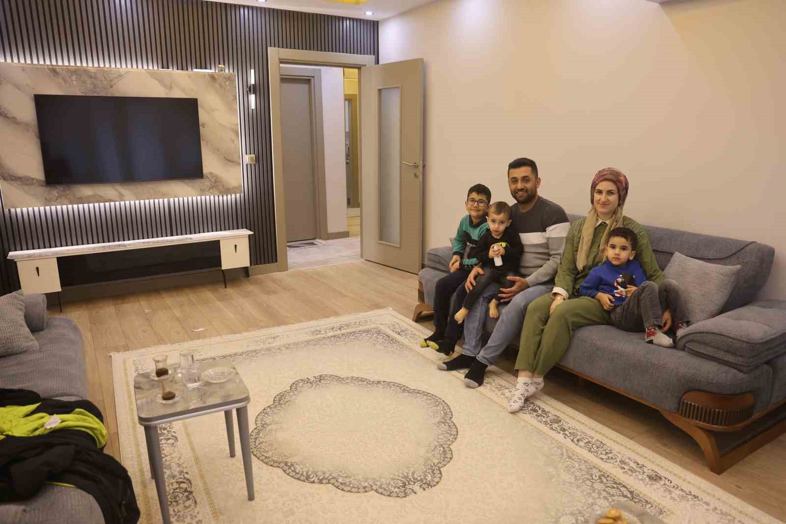 Depremde onlarca insana mezar olan 600 konutlarda yeni yuvalarına kavuşan vatandaşlar, 2026’yı sıcak yuvalarında karşılıyor
