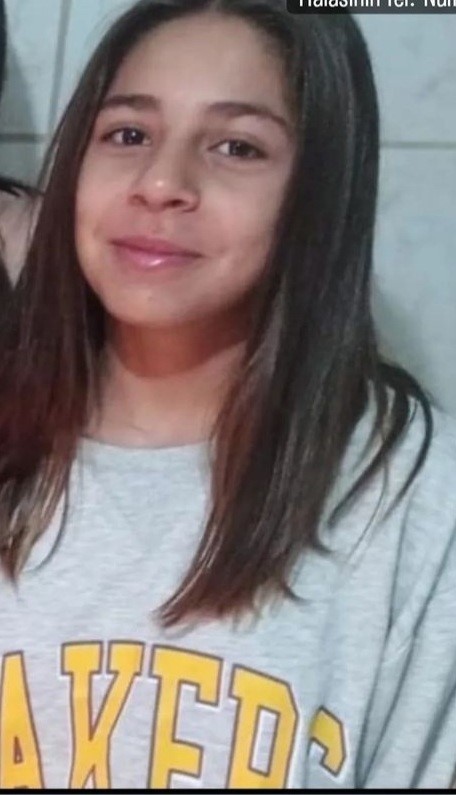 Depremde tüm ailesini kaybeden baba, 04.17’de mezar başında gözyaşlarına boğuldu
