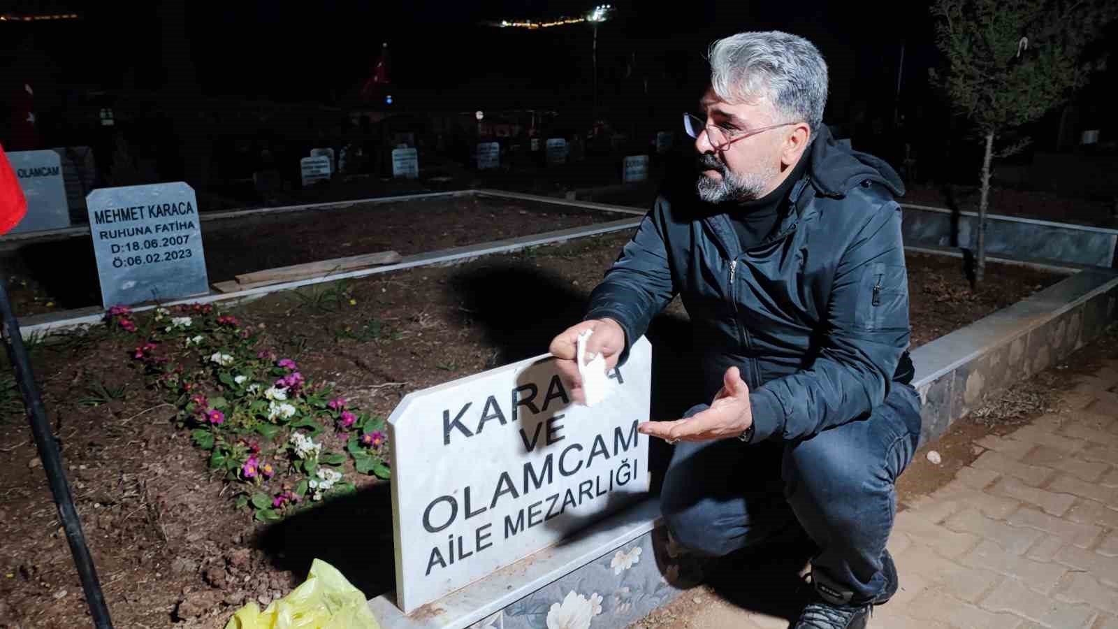 Depremde tüm ailesini kaybeden baba, 04.17’de mezar başında gözyaşlarına boğuldu
