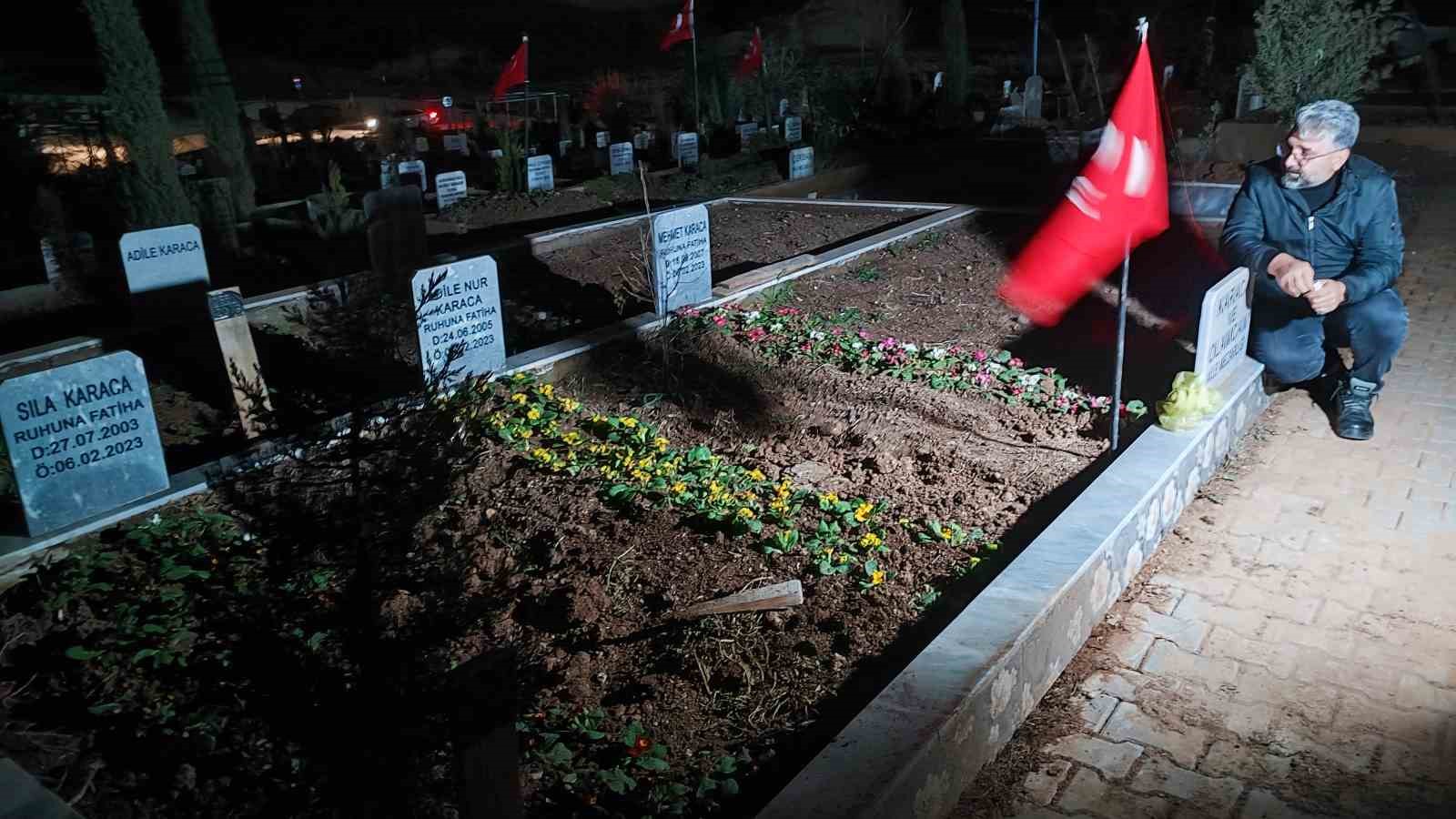 Depremde tüm ailesini kaybeden baba, 04.17’de mezar başında gözyaşlarına boğuldu
