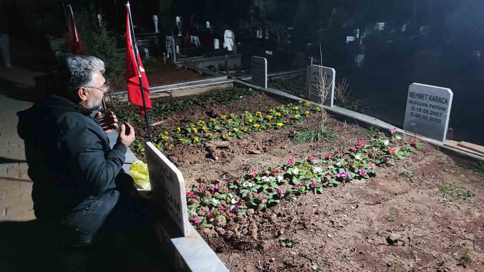 Depremde tüm ailesini kaybeden baba, 04.17’de mezar başında gözyaşlarına boğuldu
