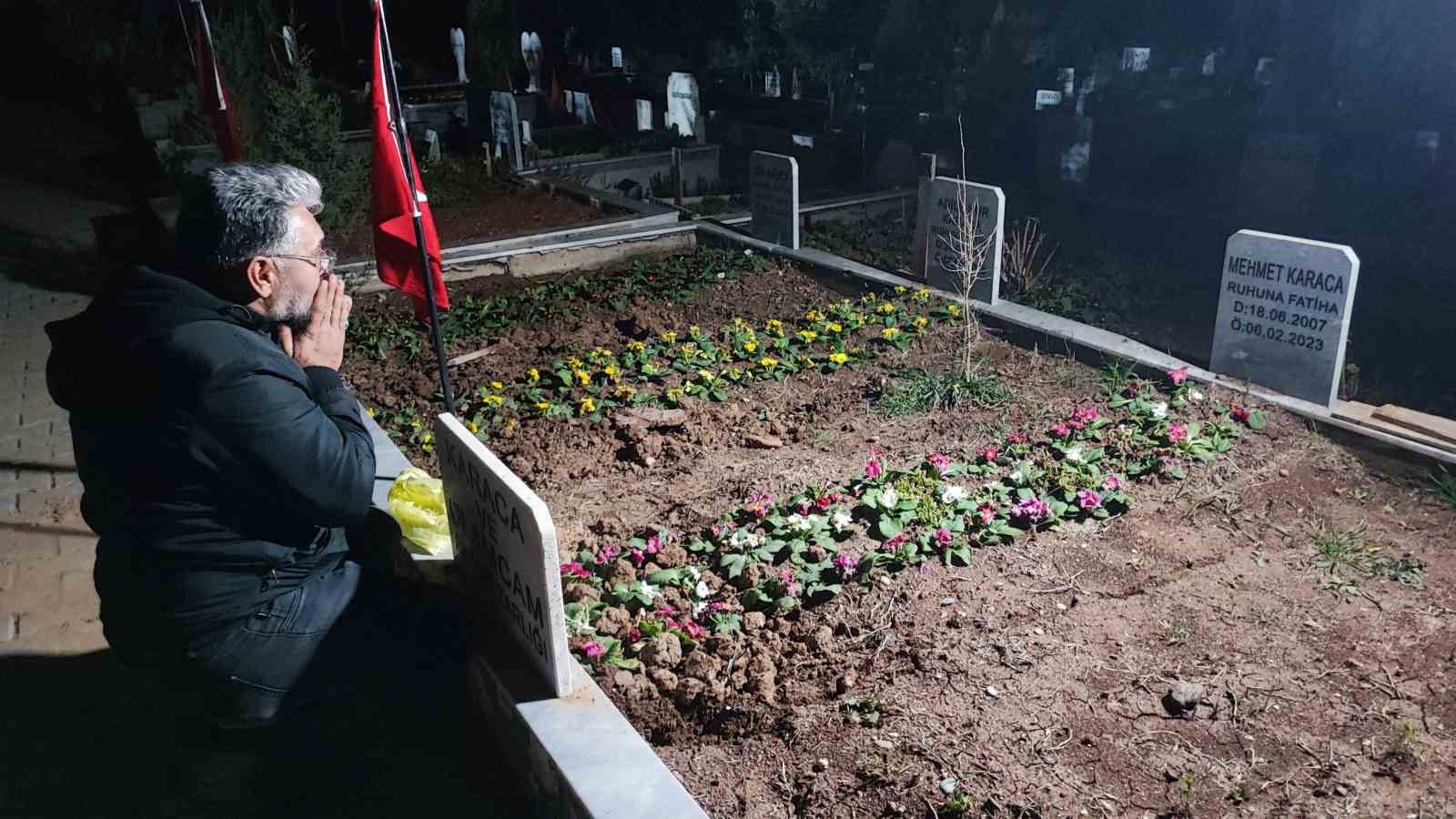 Depremde tüm ailesini kaybeden baba, 04.17’de mezar başında gözyaşlarına boğuldu
