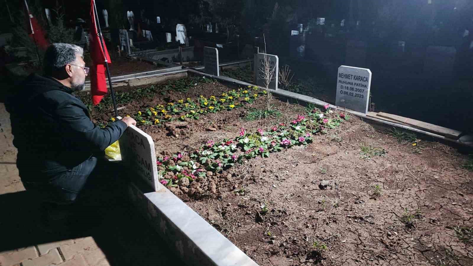 Depremde tüm ailesini kaybeden baba, 04.17’de mezar başında gözyaşlarına boğuldu
