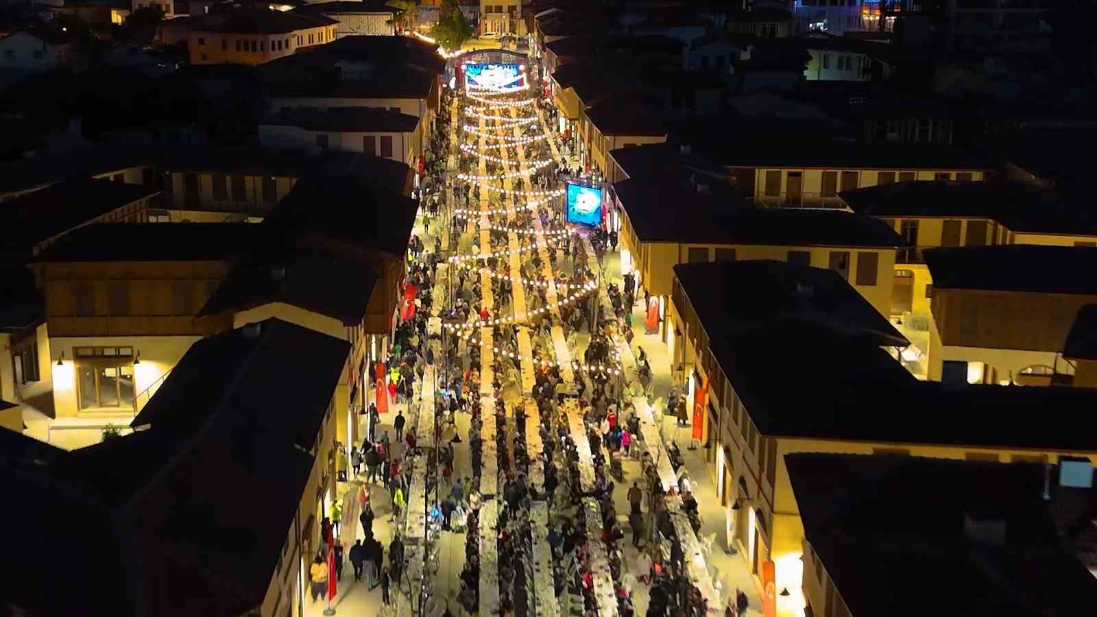 Depremde yerle bir olan Kemalpaşa Caddesi iftar sofrasıyla yeniden hayat buldu
