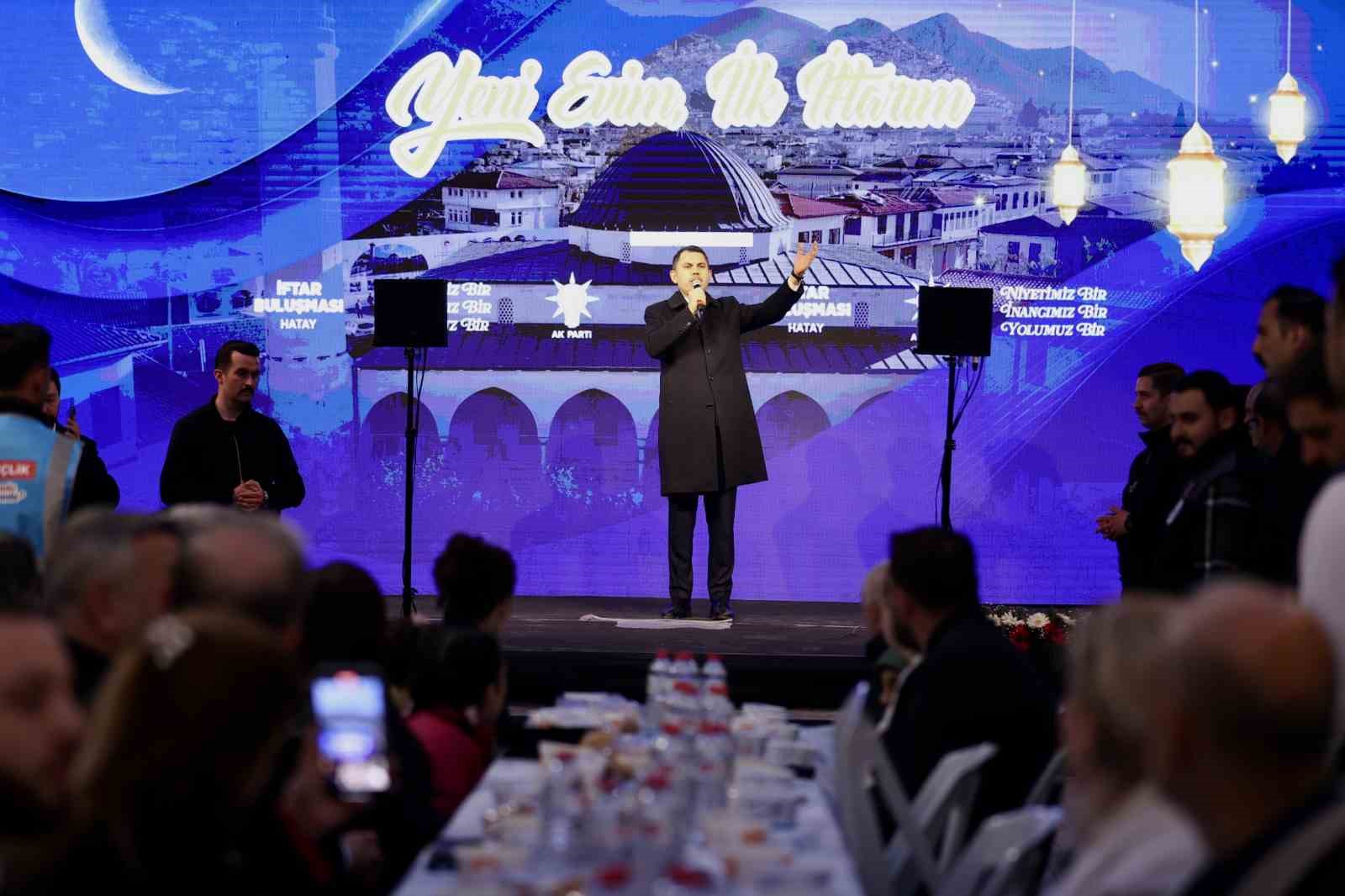 Depremde yerle bir olan Kemalpaşa Caddesi iftar sofrasıyla yeniden hayat buldu
