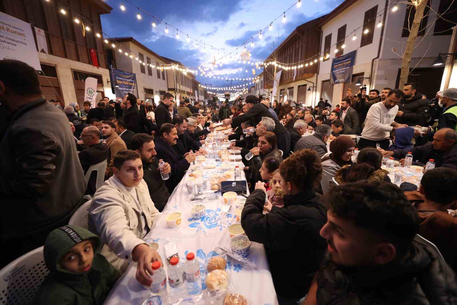 Depremde yerle bir olan Kemalpaşa Caddesi iftar sofrasıyla yeniden hayat buldu
