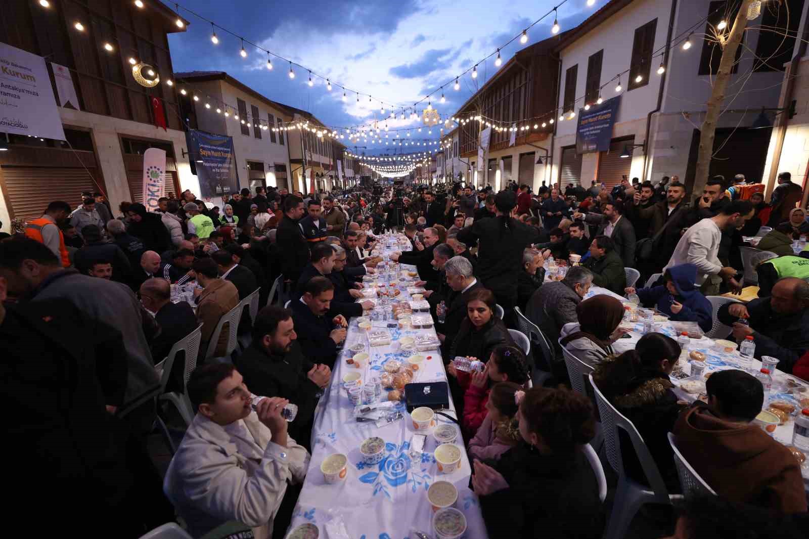 Depremde yerle bir olan Kemalpaşa Caddesi iftar sofrasıyla yeniden hayat buldu
