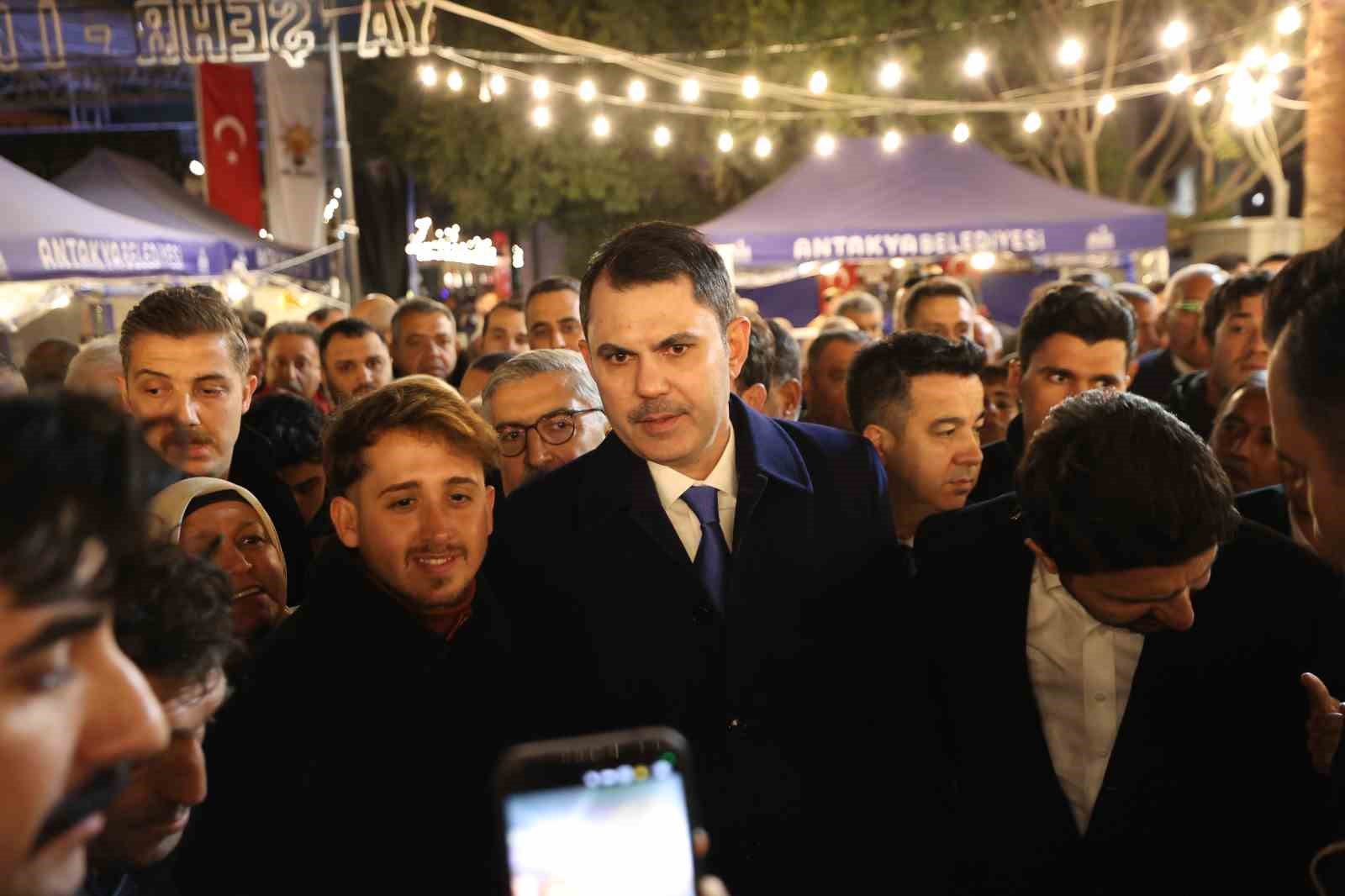 Depremde yerle bir olan Kemalpaşa Caddesi iftar sofrasıyla yeniden hayat buldu
