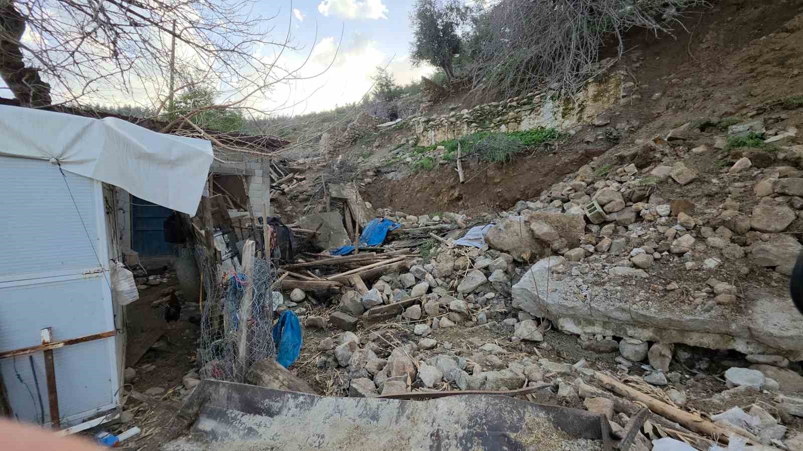 Depremde yıkılan evinin yerine yaptığı ahıra aşırı yağışta istinat duvarı çöktü
