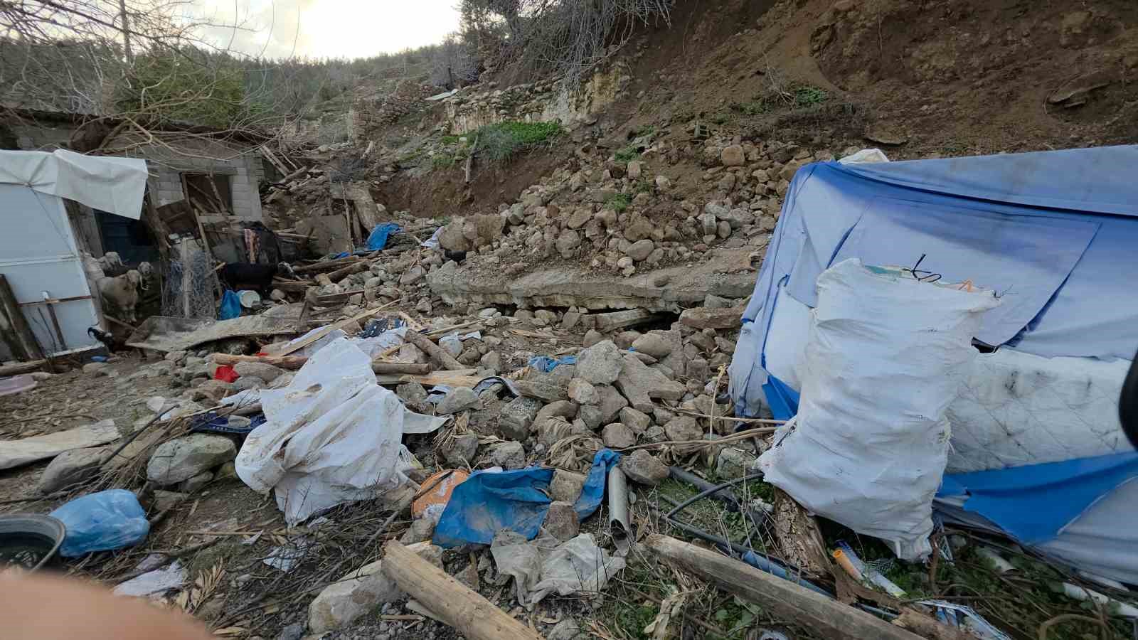 Depremde yıkılan evinin yerine yaptığı ahıra aşırı yağışta istinat duvarı çöktü
