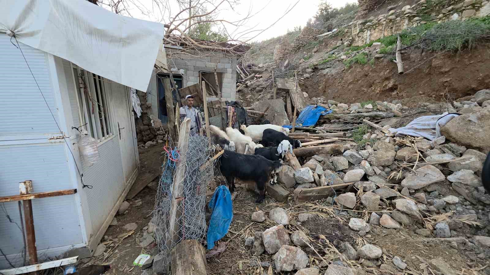 Depremde yıkılan evinin yerine yaptığı ahıra aşırı yağışta istinat duvarı çöktü
