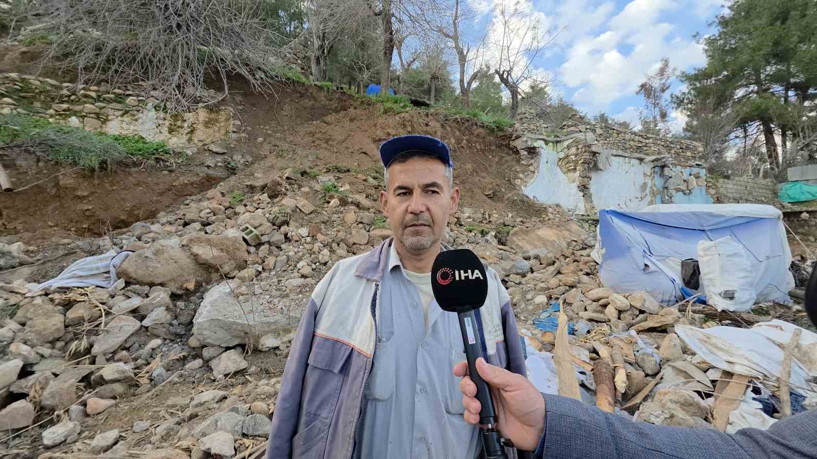 Depremde yıkılan evinin yerine yaptığı ahıra aşırı yağışta istinat duvarı çöktü
