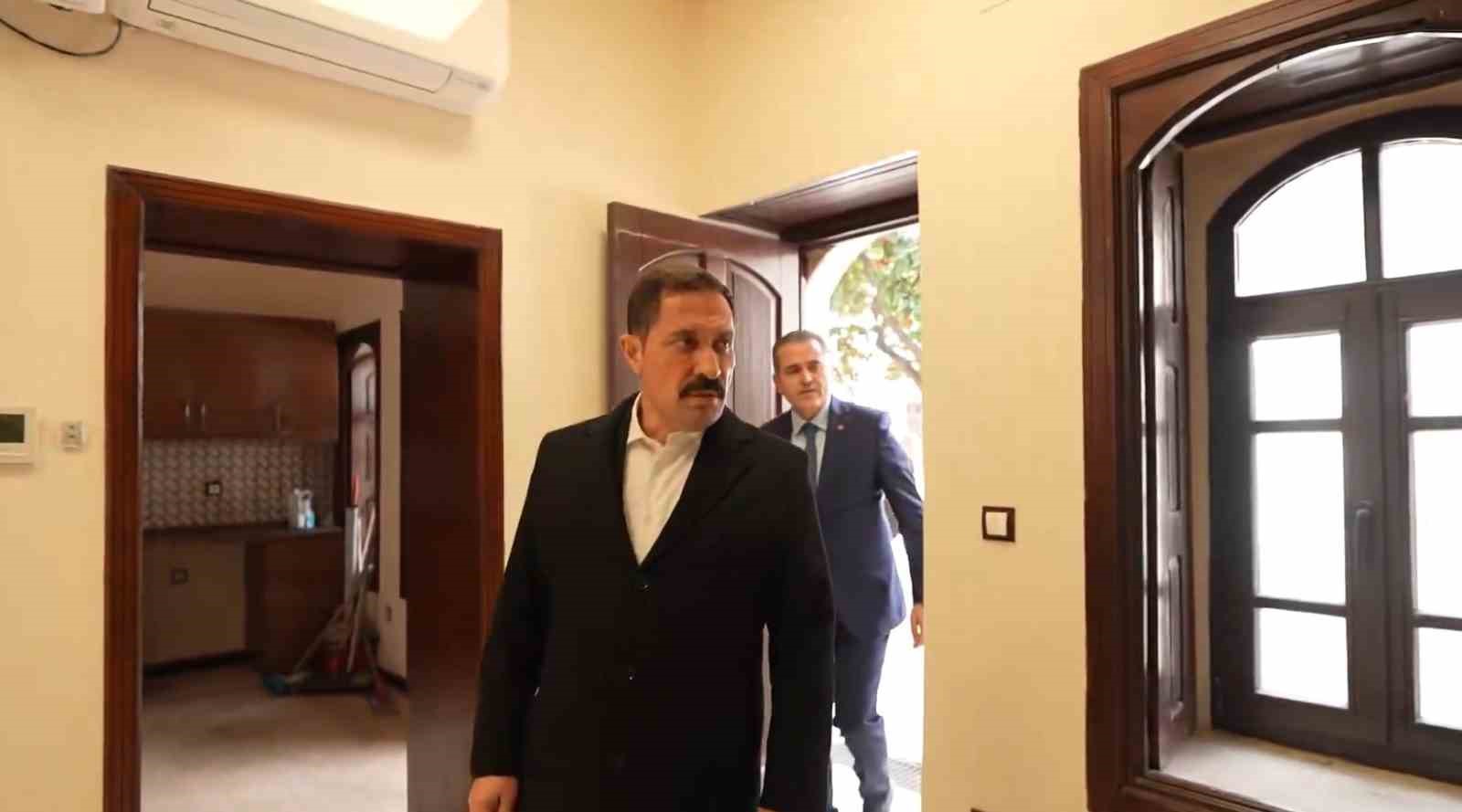 Depremde zarar gören tarihi valilik binası aslına uygun şekilde inşa ediliyor
