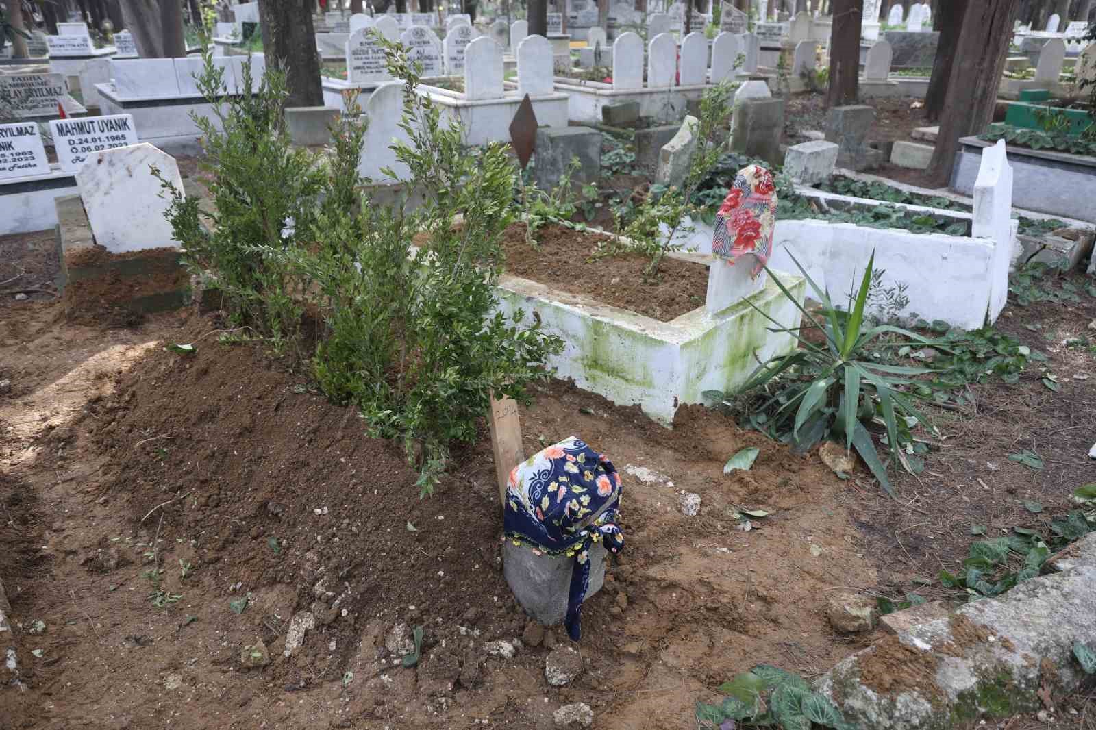 Depremden bu yana kayıp olan kız kardeşinin mezarını, kimsesizler mezarlığında buldu
