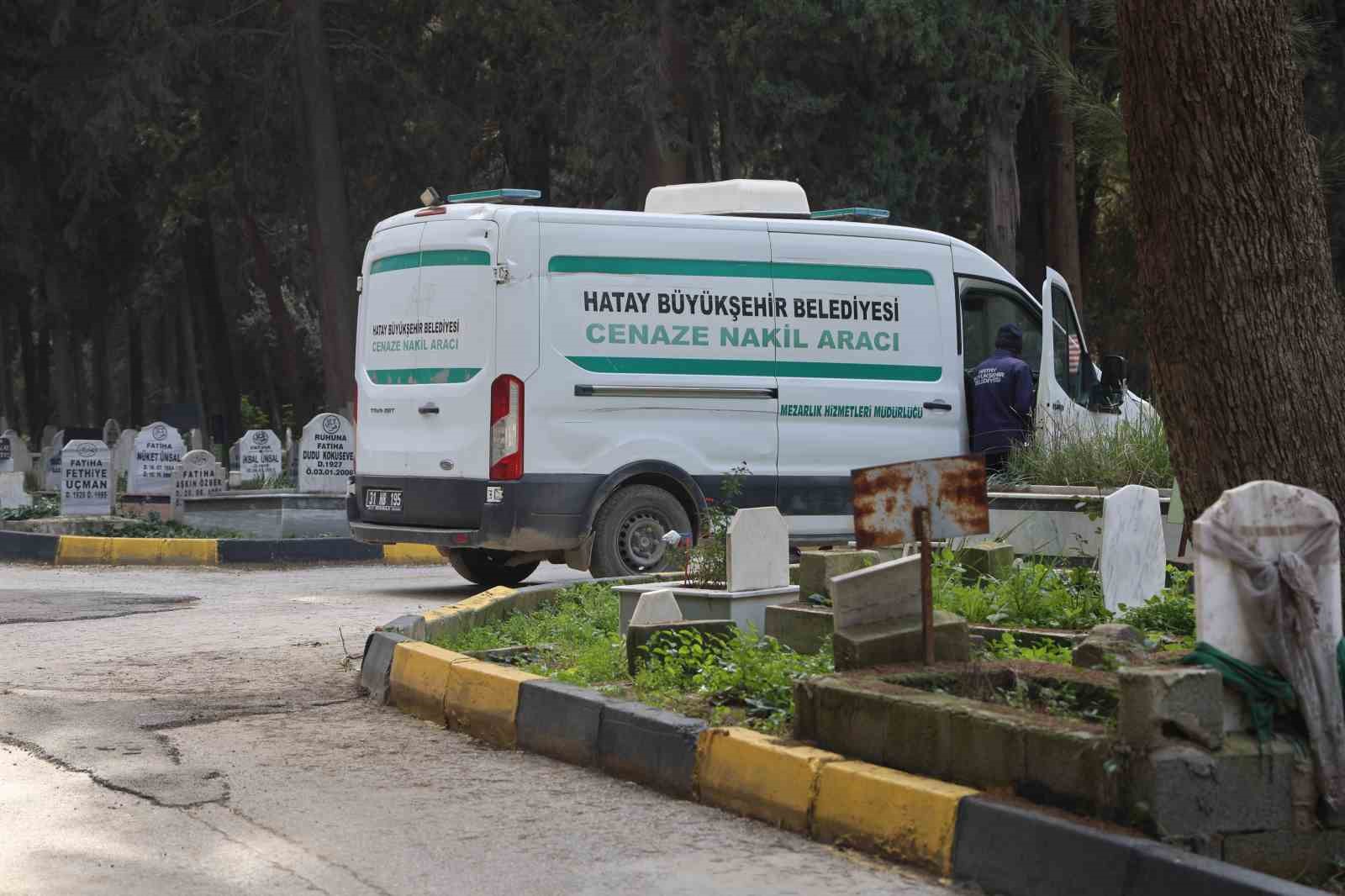 Depremden bu yana kayıp olan kız kardeşinin mezarını, kimsesizler mezarlığında buldu
