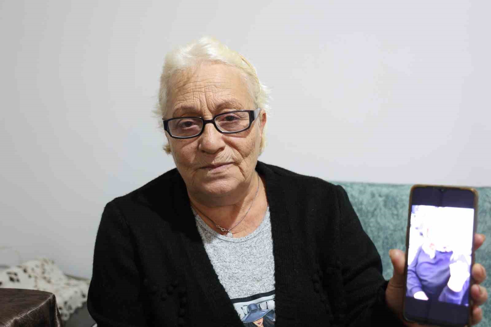 Depremden bu yana kayıp olan kız kardeşinin mezarını, kimsesizler mezarlığında buldu
